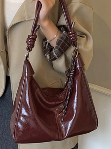 Sac hobo rétro en cuir bordeaux avec poignée nouée et décoration de corde rayée