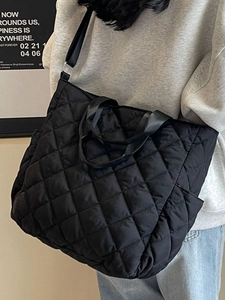 Borsa a tracolla trapuntata nera stile giapponese con grande capacità in nylon lucido