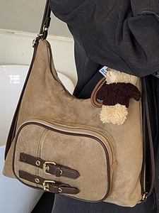 Borsa hobo in pelle scamosciata marrone con tasca frontale e ciondolo a orsetto