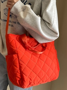 Borsa a tracolla trapuntata in nylon arancione brillante con tracolla larga