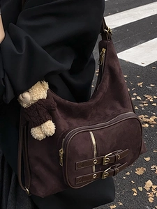 Borsa hobo retrò in pelle scamosciata marrone scuro con tasca frontale e ciondolo a orsetto