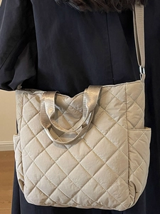 Borsa a tracolla trapuntata beige stile giapponese con motivi a rombi e cinghia