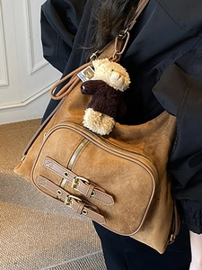 Borsa hobo vintage in pelle scamosciata marrone con tasche con zip e ciondolo a orsetto