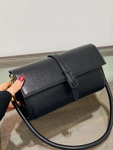 Piccola borsa vintage nera in pelle liscia con dettagli in metallo dorato chic