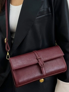 Borsa a tracolla retrò in pelle bordeaux con patta e dettagli in metallo dorato