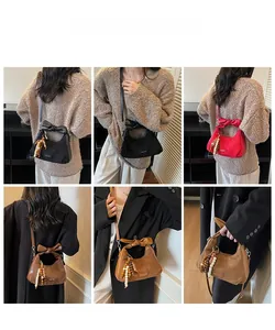 Vues détaillées du sac à main mode en noir, rouge et marron avec détail de nœud