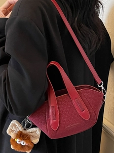 Secchiello minimalista in lana rosso scuro con manici in pelle e ciondolo peluche