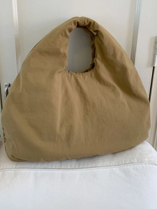 Borsa hobo minimalista in nylon kaki con capiente forma a mezzaluna e ampio manico superiore