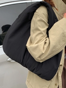 Borsa tote trapuntata nera minimalista con tracolla larga per pendolari casual