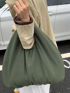 Grande borsa tote in tela verde oliva dal design morbido per uso quotidiano