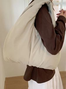 Borsa tote trapuntata minimalista color crema con ampia tracolla per il viaggio