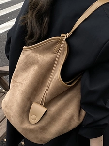 Large capacity vintage khaki hobo shoulder bag for women in soft suede leather texture