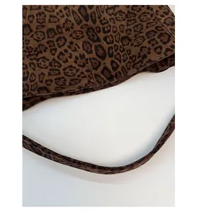 Dettaglio della tracolla larga leopardata su una borsa tote grande e capiente