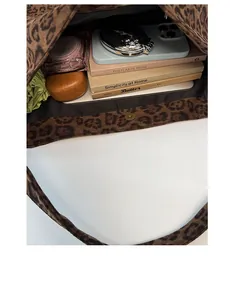 Dettagli dell'interno della borsa shopper leopardata con chiusura magnetica e spazio