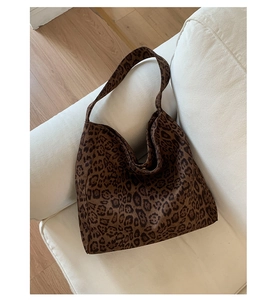 Dettaglio ravvicinato della borsa shopper leopardata marrone con consistenza morbida