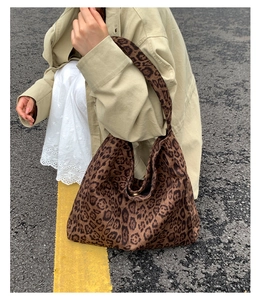 Dettaglio della borsa tote leopardata con tracolla larga e chiusura con bottone