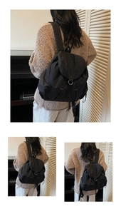 Primer plano de la mochila de nailon negro impermeable con cordón y diseño de solapa