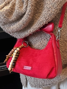 Sac bandoulière rouge en forme de lune avec gland en perles et anneau métallique