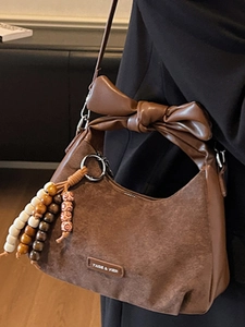 Sac sous le bras en daim marron avec poignée en nœud et pendentif en perles colorées