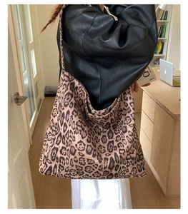 Ampia borsa tote con stampa leopardata in materiale morbido in un contesto moderno