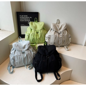Mochilas ligeras de nailon en verde, gris, azul y negro con cierre de cordón
