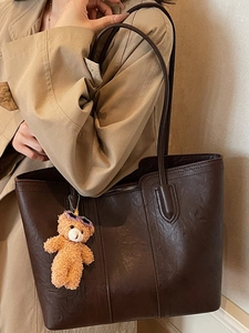 Retro large capacity tote bag in coffee brown with cute bear charm and shoulder straps