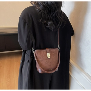 Detail view of the retro bucket bag with quilted patterns and golden metal lock