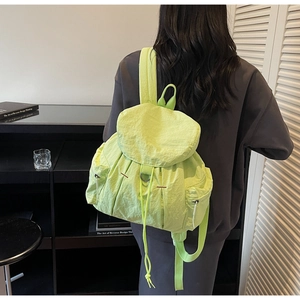 Mochila de nailon verde neón con cierre de cordón y prácticos bolsillos con cremallera