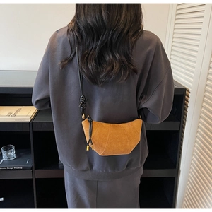 Borsa a tracolla marrone in camoscio stile croissant abbinata a felpa grigia