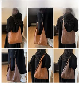 Vues détaillées du cabas en cuir tressé marron montrant les styles épaule et bandoulière