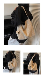 Détail d'un grand sac cabas en cuir mat beige avec un mini pendentif de sac assorti