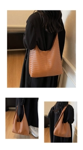 Détails de texture tressée et bandoulière réglable de ce sac hobo marron