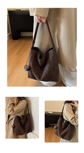 Détails du sac seau en daim marron foncé avec de longues bandoulières et un pompon assorti