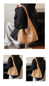 Détail du sac hobo tissé marron montrant la texture du cuir et la large bandoulière