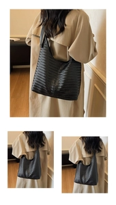Détail du sac hobo en cuir tressé noir avec texture Intrecciato et drapé souple élégant