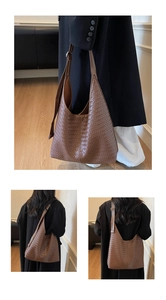 Détail de la texture tressée marron et forme en croissant sur un grand sac hobo