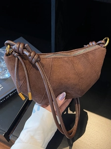 Borsa a mezzaluna in camoscio marrone minimalista con manico a nodo e cuciture