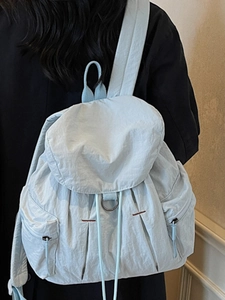 Mochila moderna de nailon azul claro para mujer con cordón y diseño de tapa con solapa