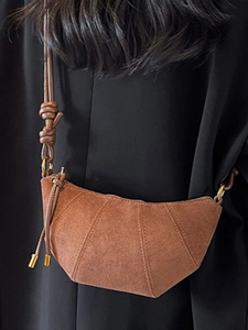 Borsa a tracolla vintage a mezzaluna in pelle scamosciata marrone caramello