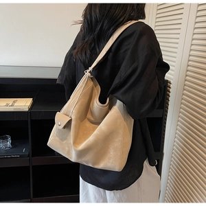 Grand sac à bandoulière kaki pour femme avec une petite pochette carrée sur la sangle