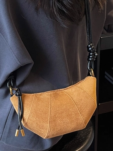Borsa a tracolla croissant in pelle scamosciata marrone con tracolla annodata e oro