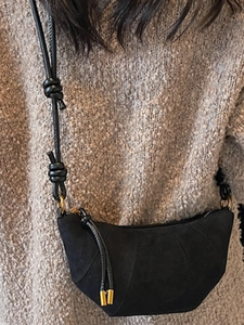 Borsa a tracolla croissant nera retrò con dettaglio del cinturino annodato per l'autunno