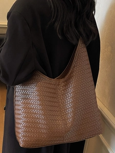Sac fourre-tout tressé marron pour femme avec grande capacité et style vintage chic