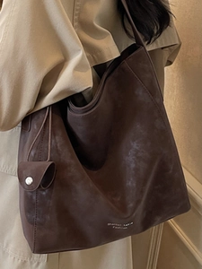 Grand sac cabas vintage marron foncé au style minimaliste pour la mode automnale de bureau