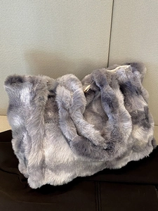 Sac Fourre-tout de Grande Capacité en Peluche pour Femmes Sac à Bandoulière Doux et Moelleux en Fausse Fourrure Mode Urbaine