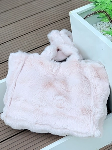 Grand sac cabas en fausse fourrure rose poudré pour femme avec texture douce et fluffy