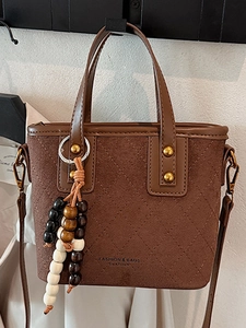 Sac seau matelassé marron foncé avec charm en perles de bois et bandoulière longue