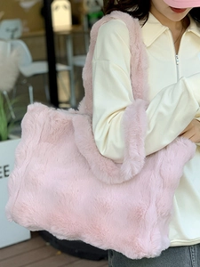 Grand sac cabas chic en fausse fourrure rose pour l'automne avec texture douce et duveteuse