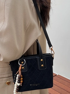 Sac seau matelassé noir élégant avec pompon perlé et bandoulière réglable pour femme