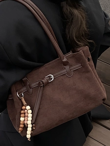 Borsa tote retrò in pelle scamosciata marrone con cinturini in pelle e pendente
